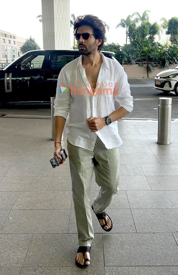 Photos: Kartik Aaryan, Kareena Kapoor Khan, Sunny Deol and others snapped at the airport Photos: Kartik Aaryan, Kareena Kapoor Khan, Sunny Deol and others snapped at the airport