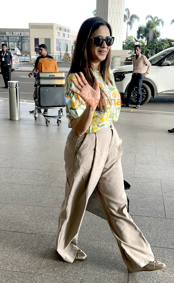 Photos: Shweta Tiwari and Ankit Tiwari snapped at the airport